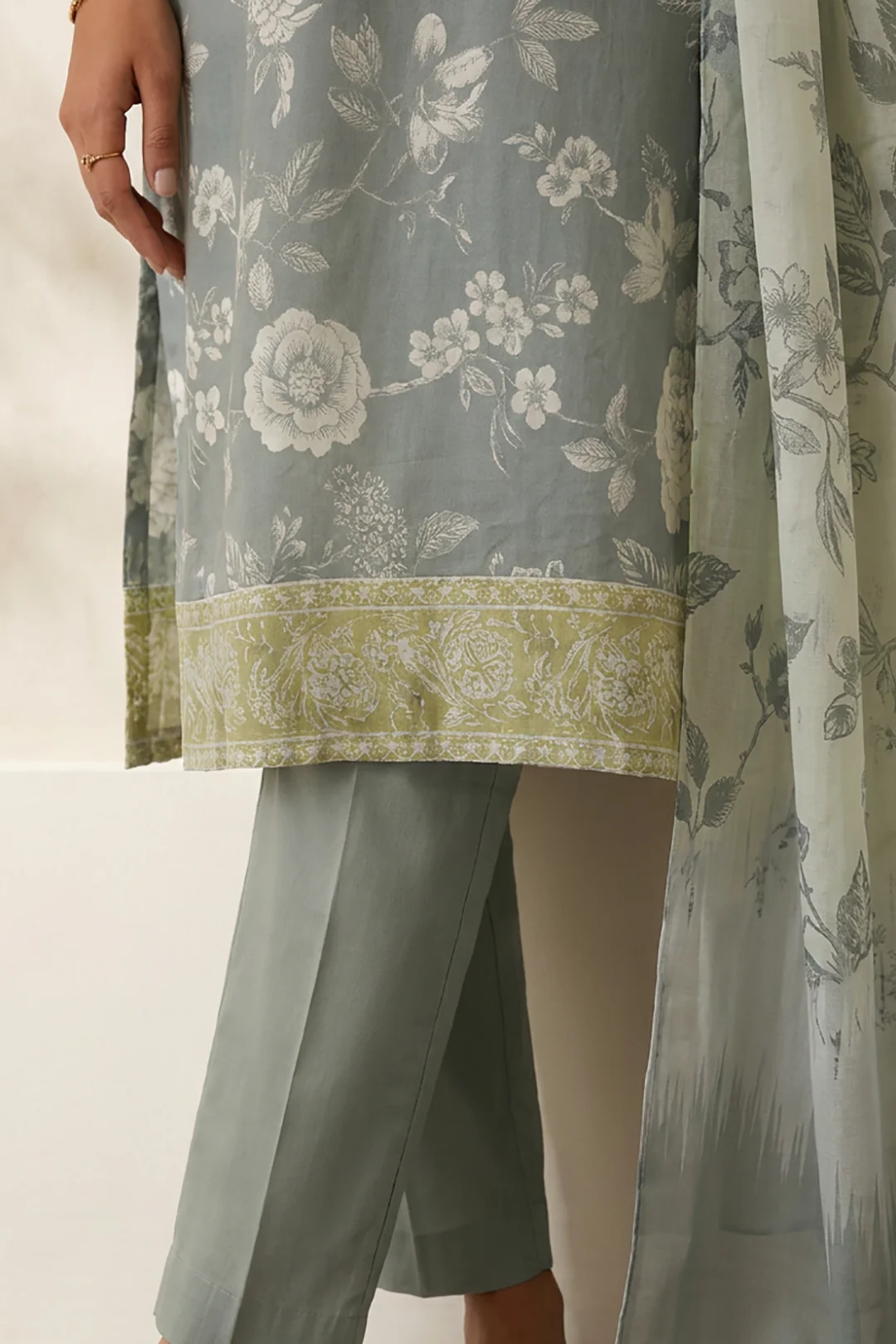Kurta Dupatta Trouser - 2489 - Image 4