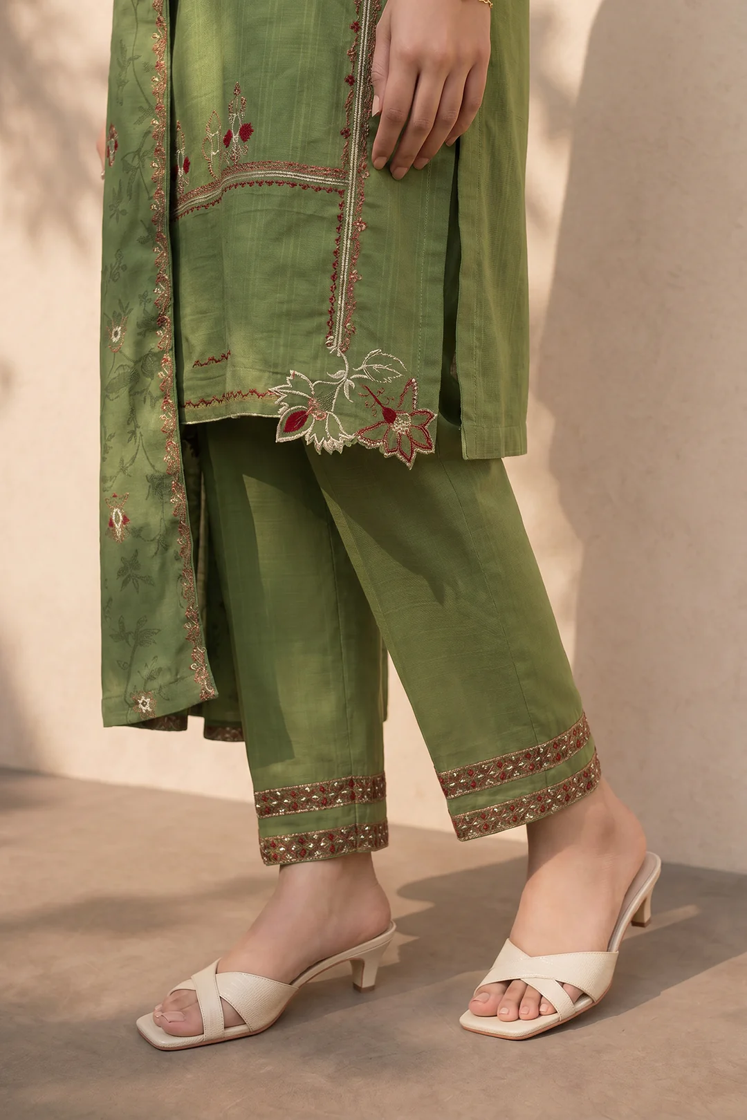 Embroidered Kurta Shawl Trouser - 2532 - Image 4